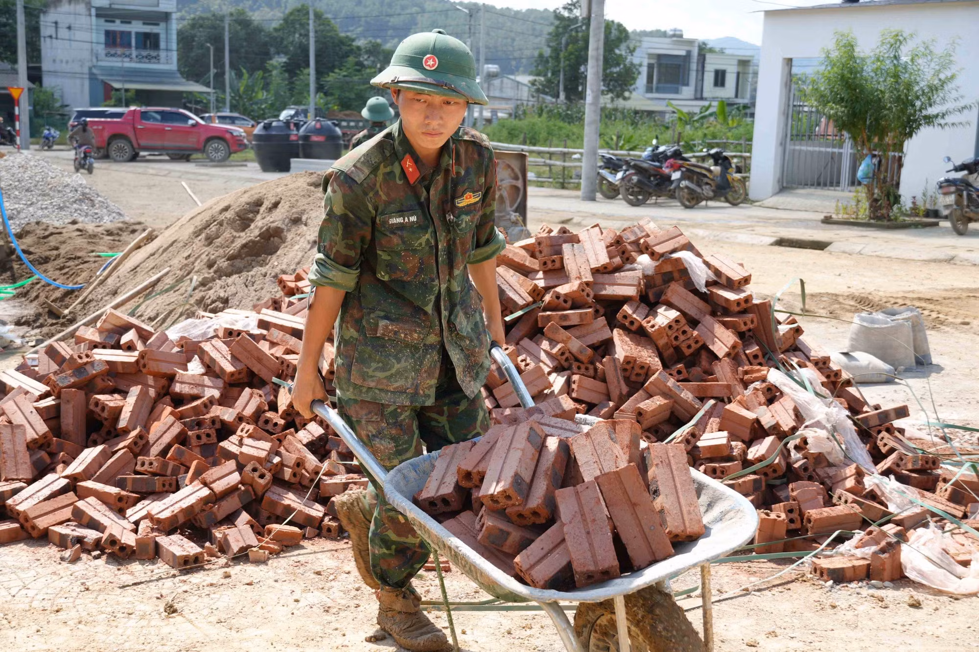 Các chiến sĩ Bộ chỉ huy Quân sự tỉnh Lai Châu làm việc xuyên ngày đêm để hoàn thành 24 căn nhà cho người dân.