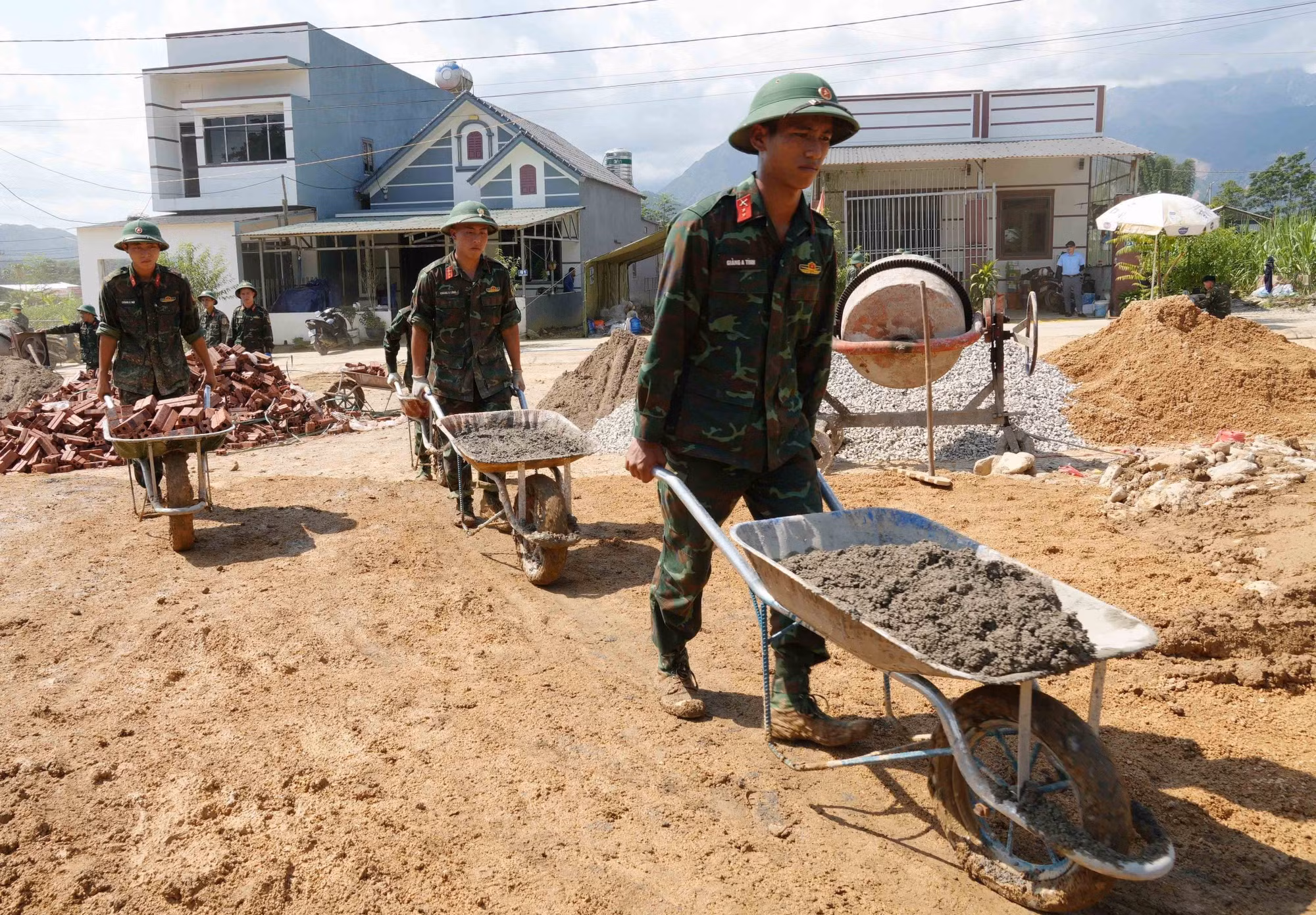 Các chiến sĩ Bộ chỉ huy Quân sự tỉnh Lai Châu tập trung xây nhà cho người dân.