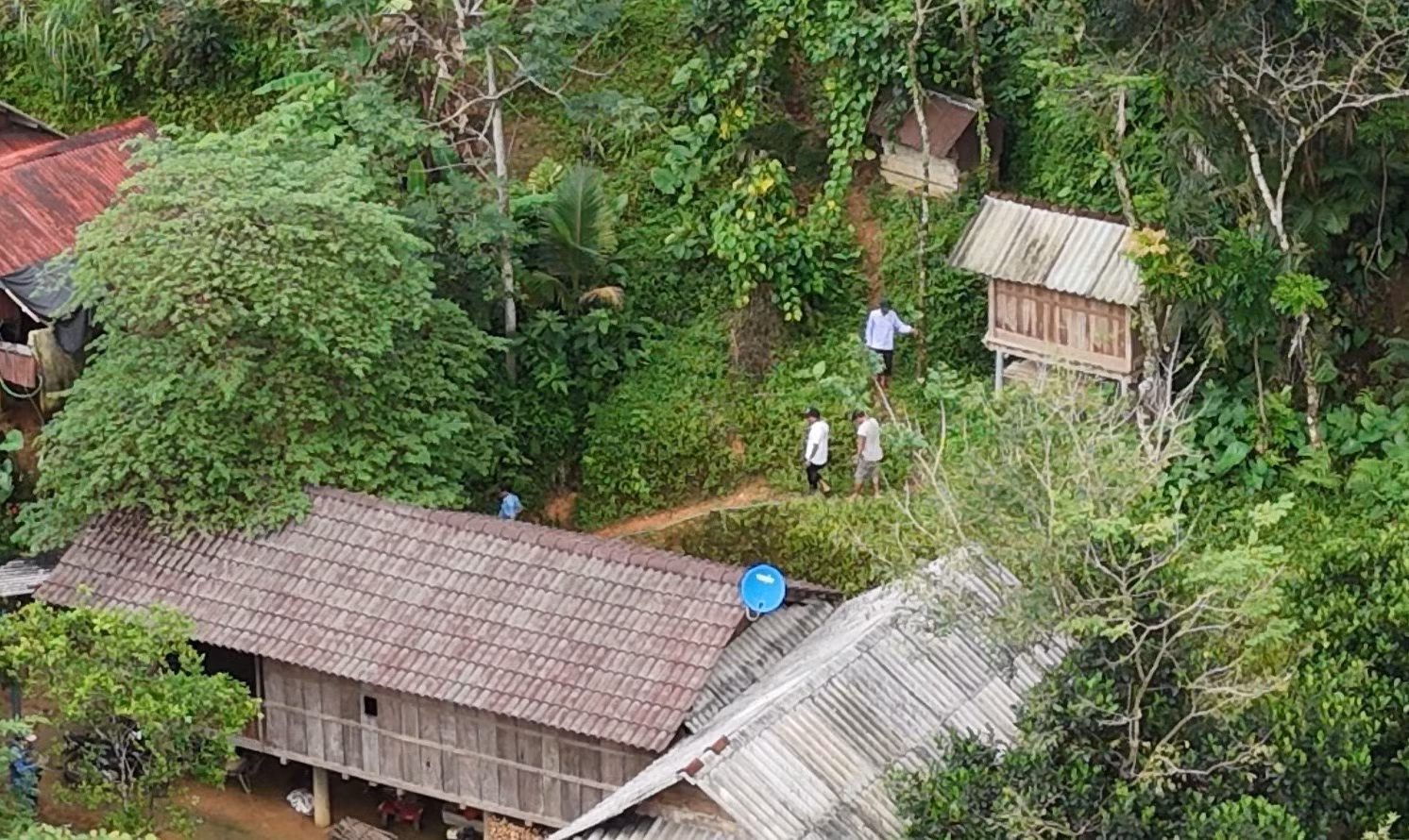 Cán bộ xã Ba Dinh kiểm tra điểm sạt lở núi ở thôn Gò Khôn.