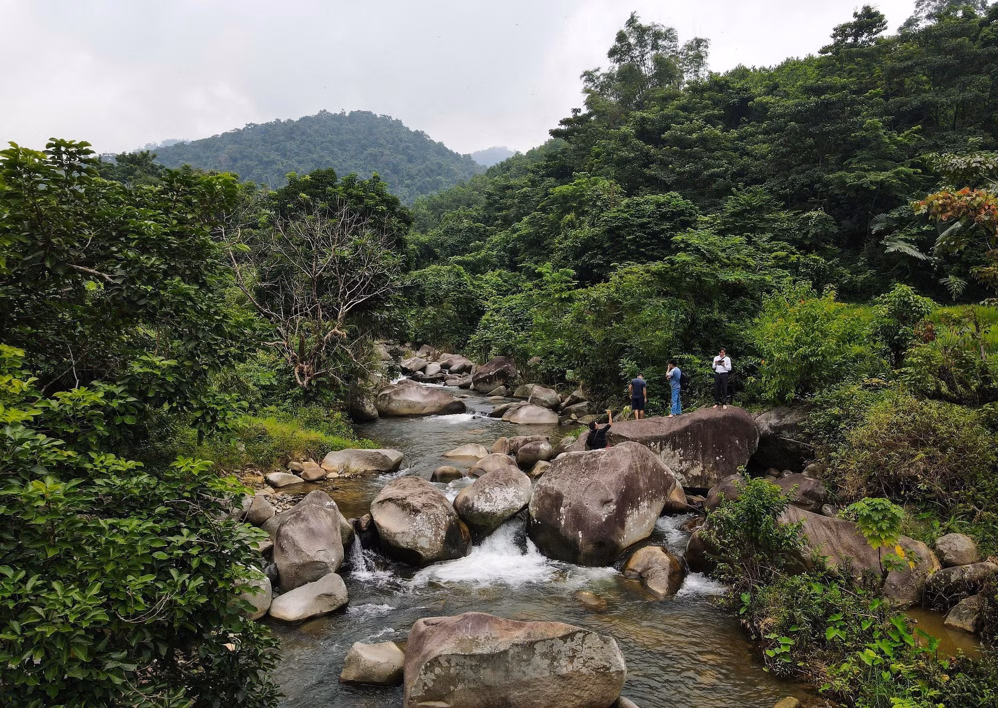Khu vực trung tâm của bãi đá có hình khắc cổ nằm trên suối bao quanh là rừng rậm, những dãy đồi cao bao bọc cùng các thửa ruộng bậc thang.