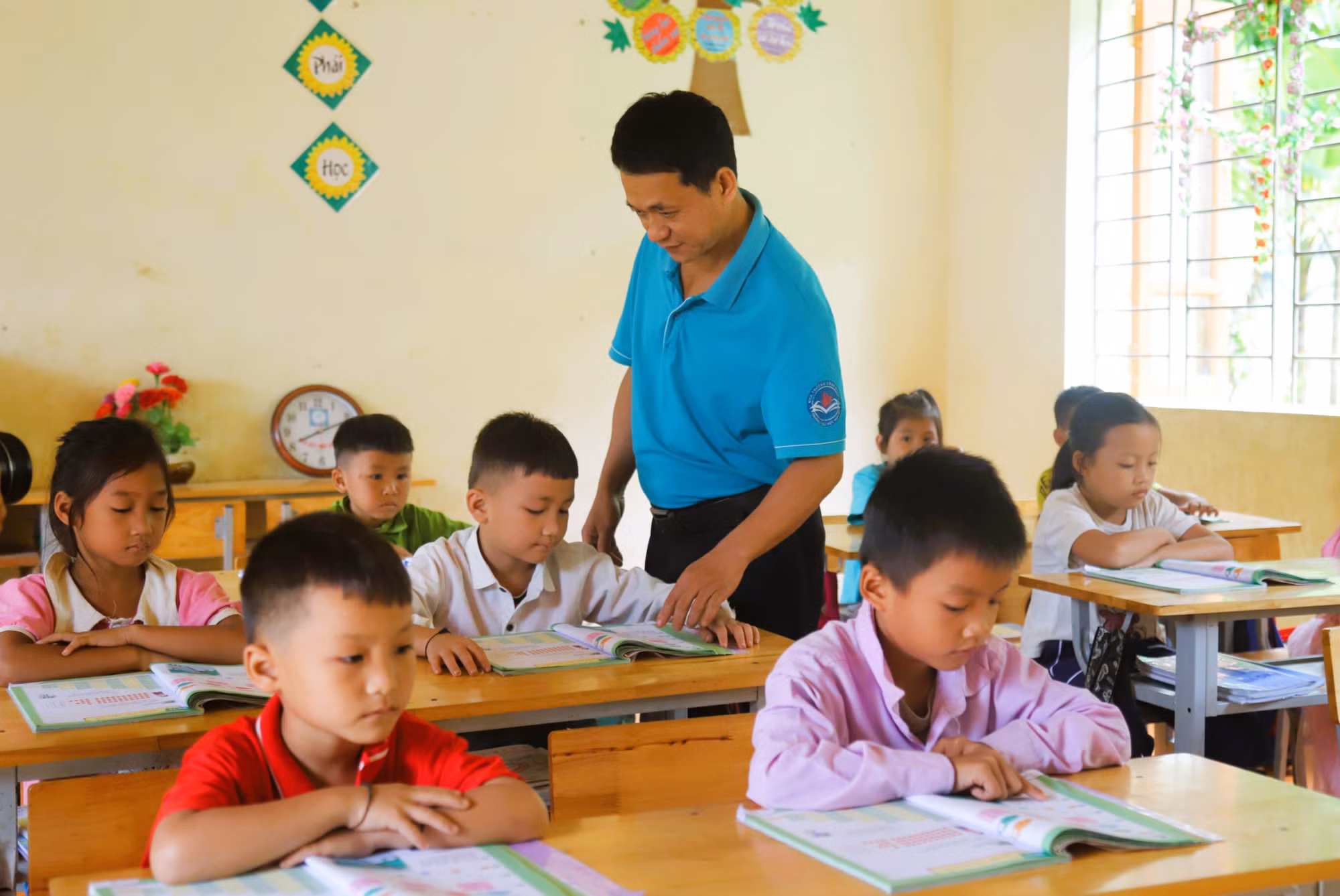 Thầy Phan Ngọc Khánh, giáo viên Điểm trường Tiểu học bản Na Ngân (thuộc Trường Phổ thông dân tộc bán trú Tiểu học Nga My, tỉnh Nghệ An) trong giờ lên lớp. Ảnh: Xuân Tiến - TTXVN