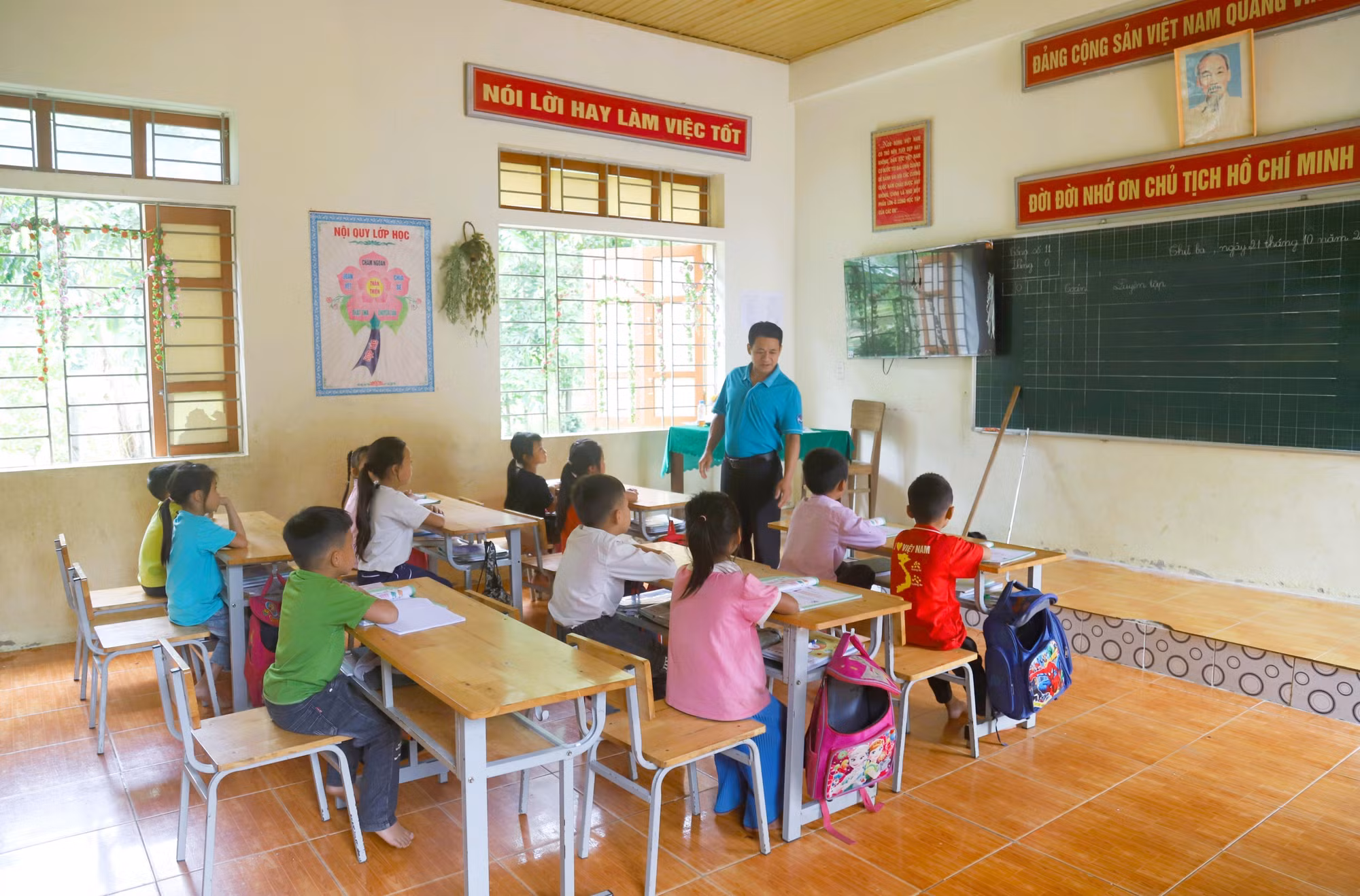 Thầy giáo Phan Ngọc Khánh trong giờ lên lớp ở Điểm trường Tiểu học bản Na Ngân thuộc Trường Phổ thông dân tộc bán trú Tiểu học Nga My (tỉnh Nghệ An). Ảnh: Xuân Tiến - TTXVN