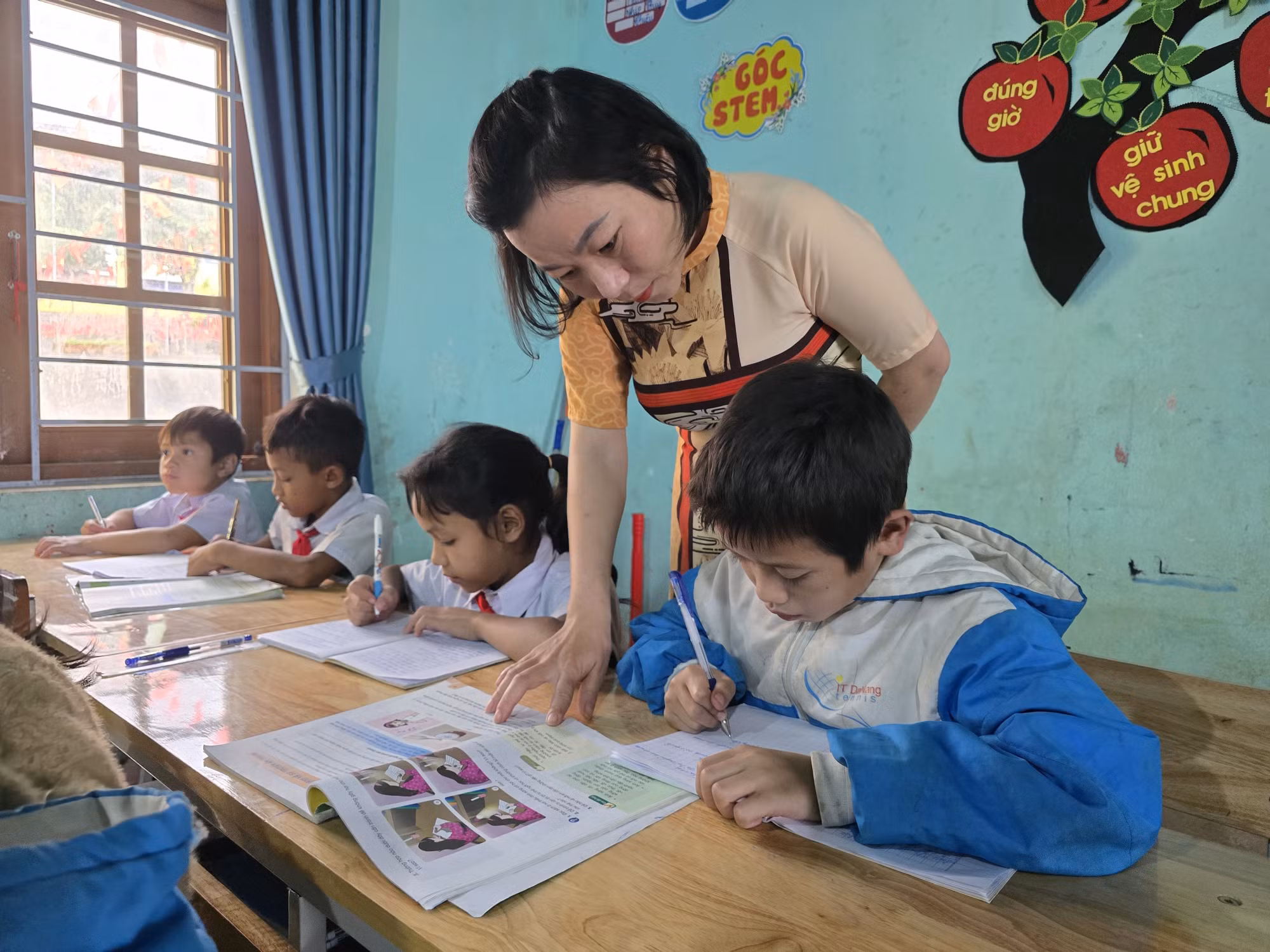 Giáo viên Trường PTDTBT Tiểu học Ngọc Linh ngày ngày kiên trì đứng lớp, thắp sáng không chỉ chữ viết mà cả hy vọng cho học sinh nơi đây. Ảnh: khoa Chương/TTXVN