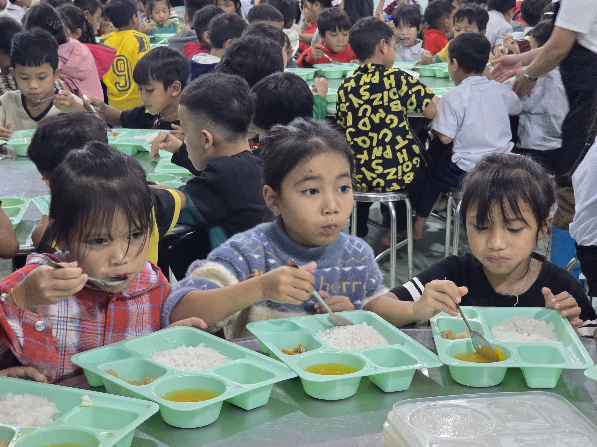Những bữa ăn vào ban đêm được Trường PTDTBT Tiểu học Ngọc Linh chuẩn bị chu đáo cho học sinh theo mô hình “nội trú bất đắc dĩ”. Ảnh: Khoa Chương/TTXVN