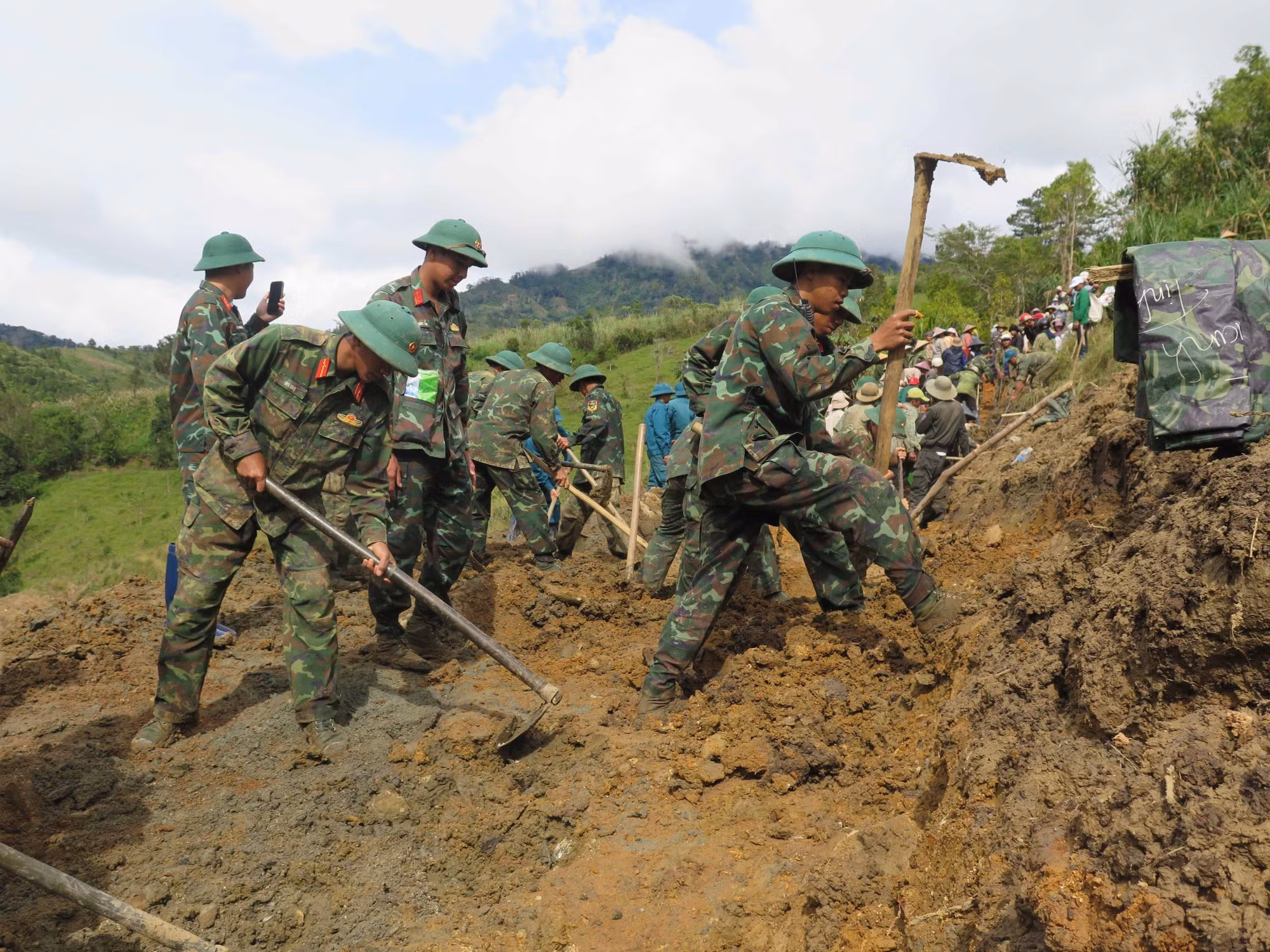 mo-duong-vao-5-thon-bi-co-lap-03112025-04.jpg