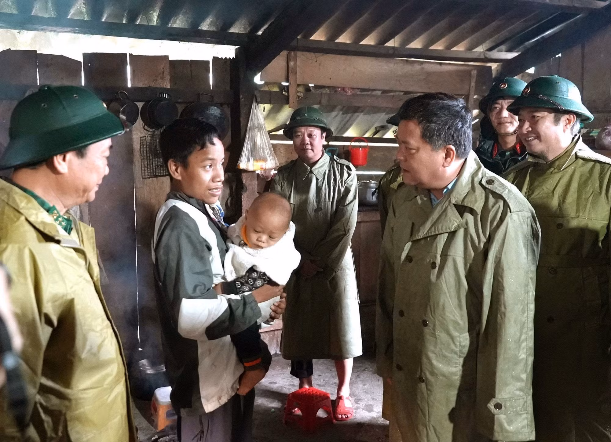 dong-bao-ruc-vung-lu-03112025-02.jpg