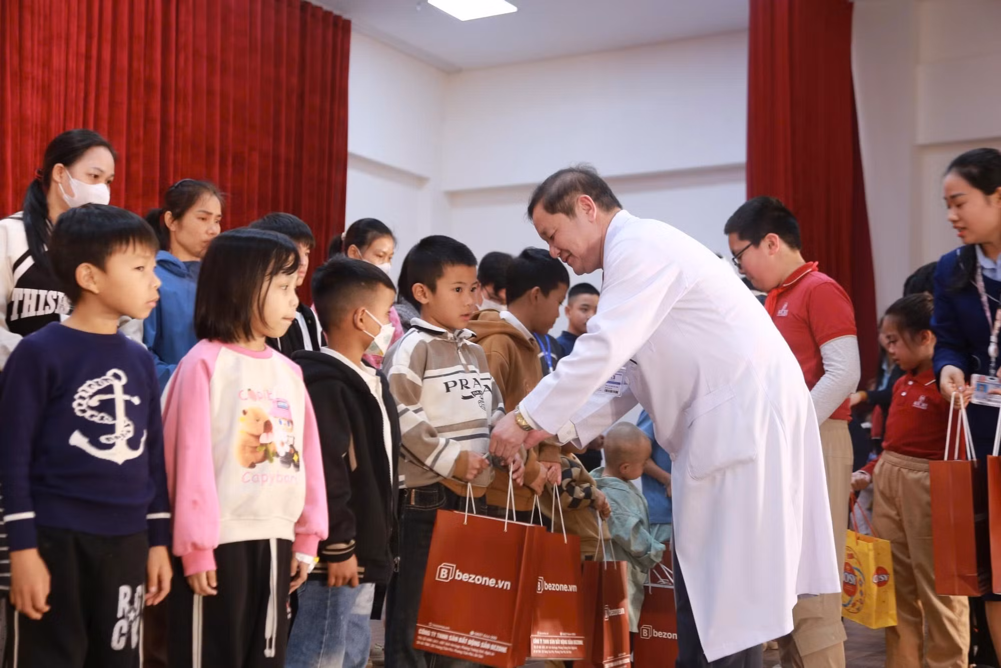 Các bác sĩ bệnh viện Ung bứu Nghệ An tặng quà cho các bệnh nhân. Ảnh: Trịnh Duy Hưng/TTXVN