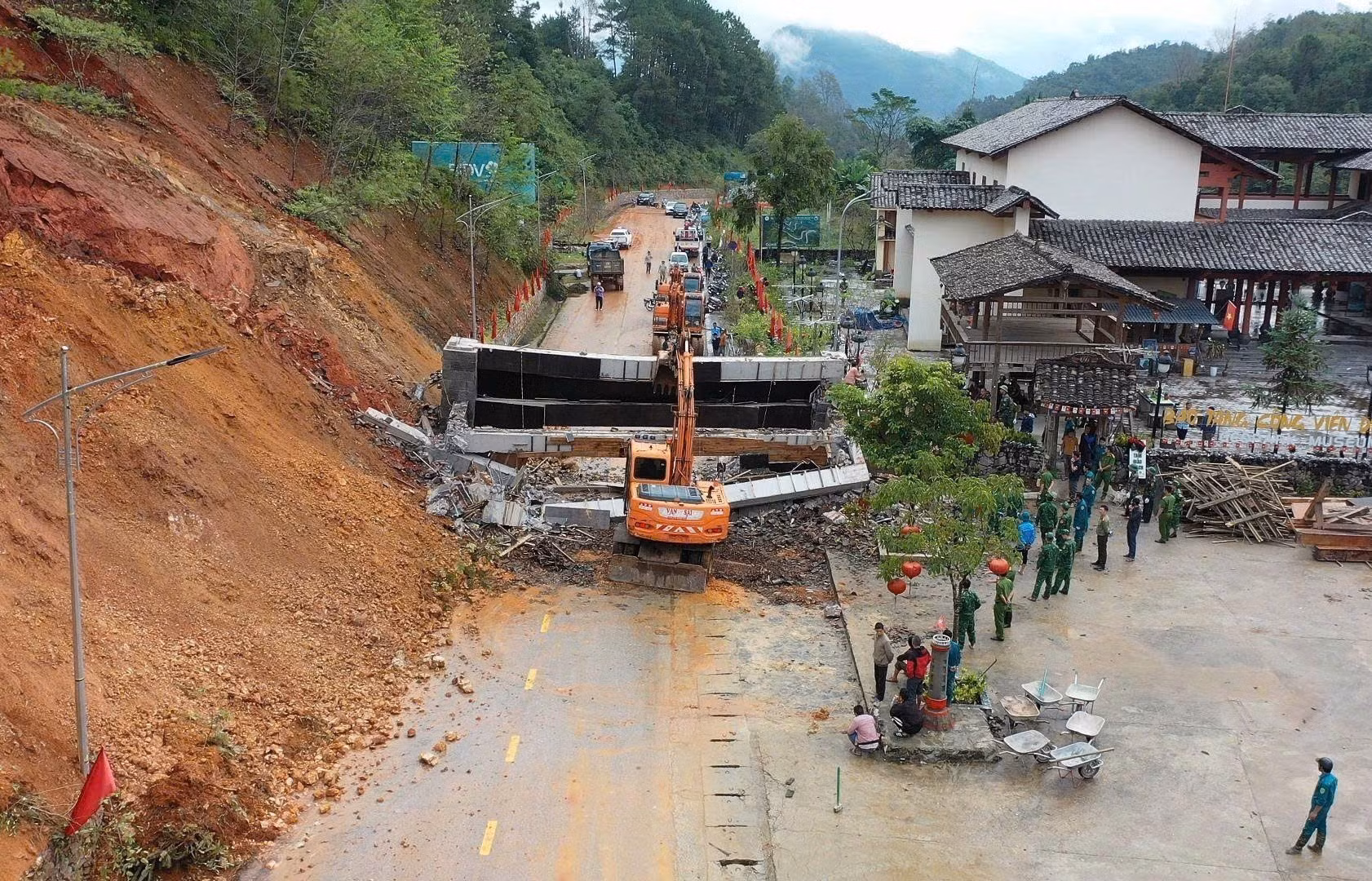 Chính quyền địa phương khắc phục sự cố sập cổng chào xã Đồng Văn (Tuyên Quang). Ảnh: TTXVN phát