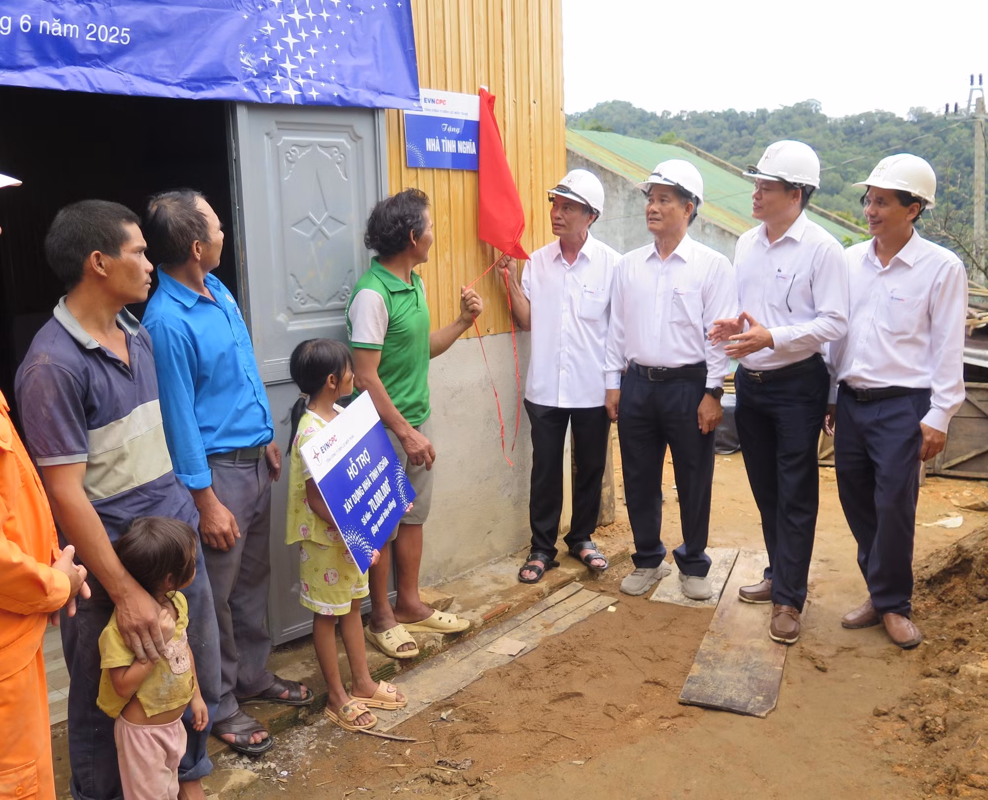 Công ty Điện lực Kon Tum trao nhà tình nghĩa cho gia đình ông A Xanh.