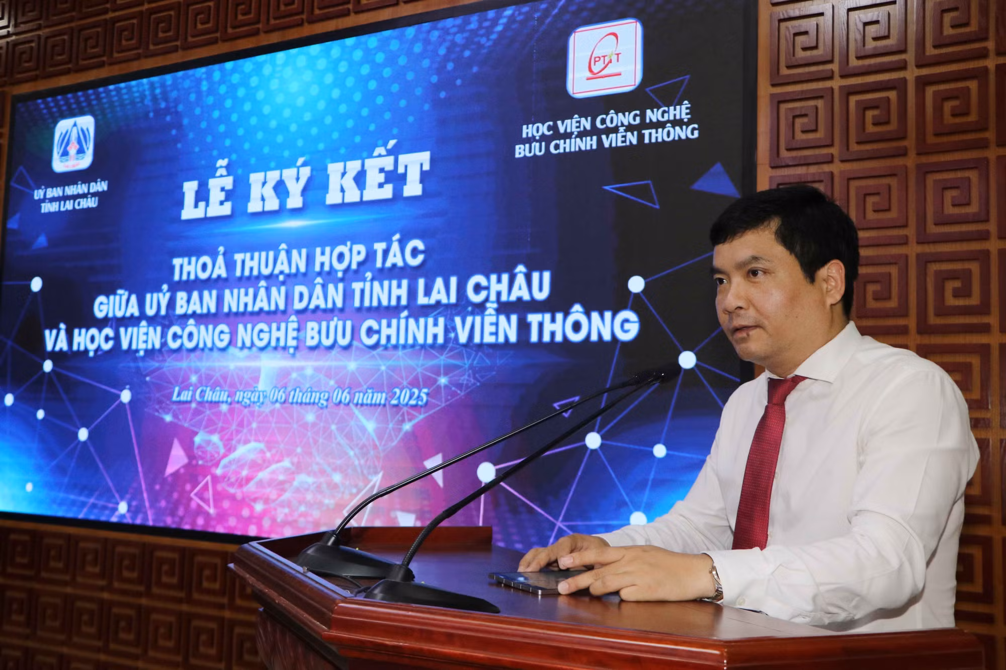 PGS.TS Đặng Hoài Bắc, Giám đốc Học viện Công nghệ Bưu chính Viễn thông, phát biểu tại lễ ký kết.