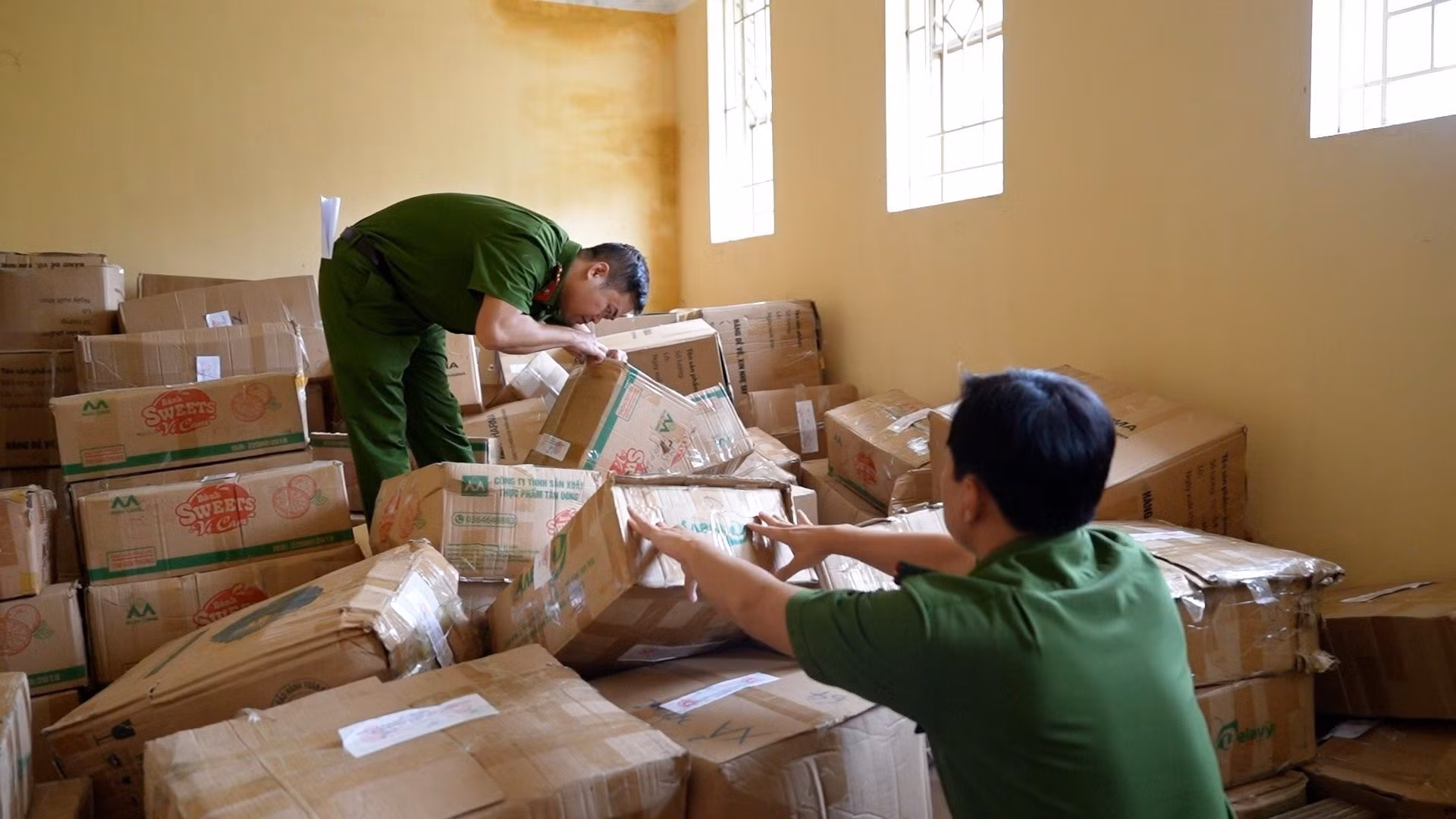 Lực lượng chức năng kiểm tra số hàng hóa chưa được cấp phép lưu hành. Ảnh: TTXVN phát