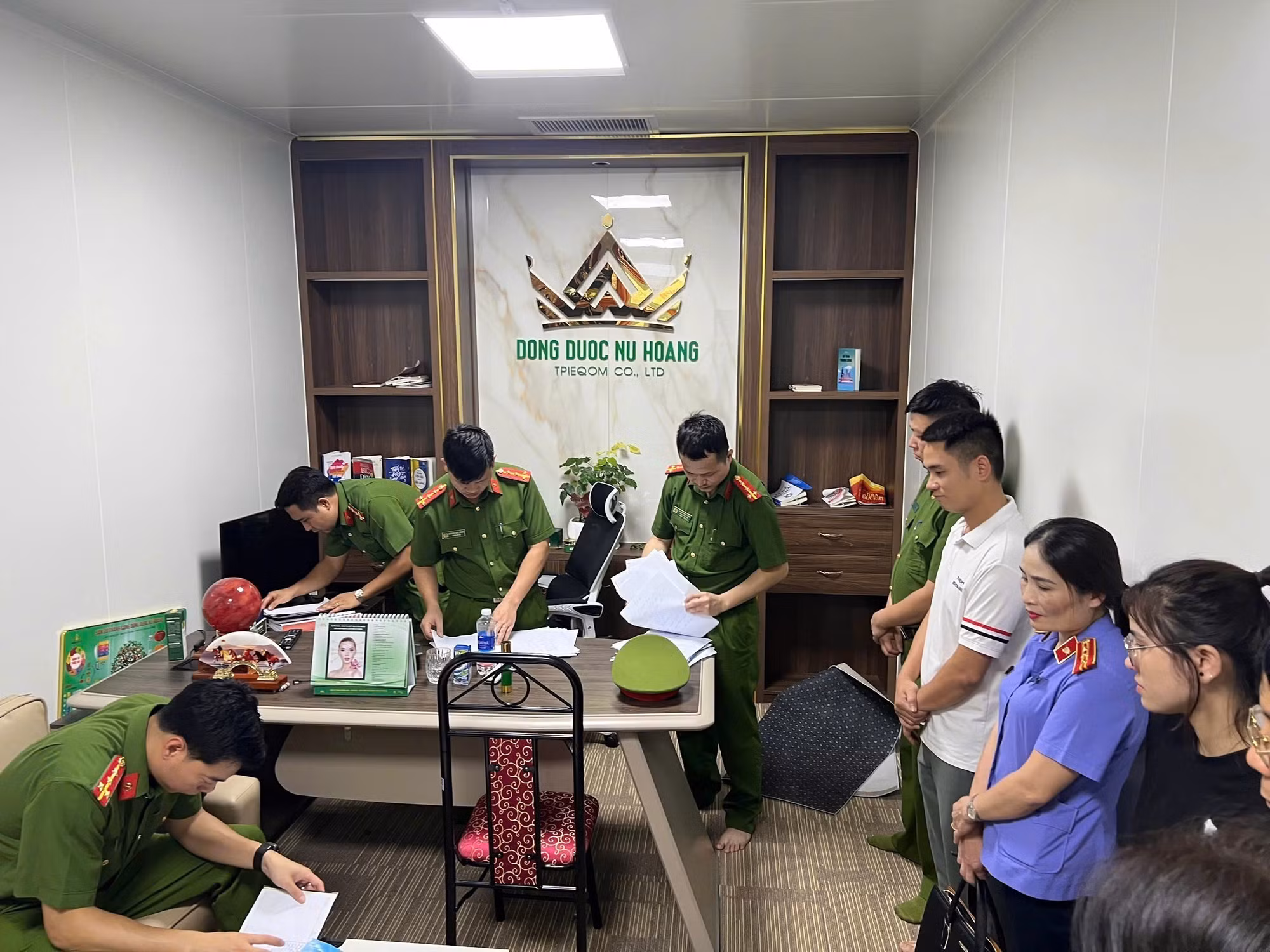 Lực lượng chức năng tỉnh Yên Bái kiểm tra, khám xét nơi làm việc của Chi nhánh Công ty TNHH Thương mại sản xuất, xuất nhập khẩu Đông Dược Nữ Hoàng. Ảnh: TTXVN phát