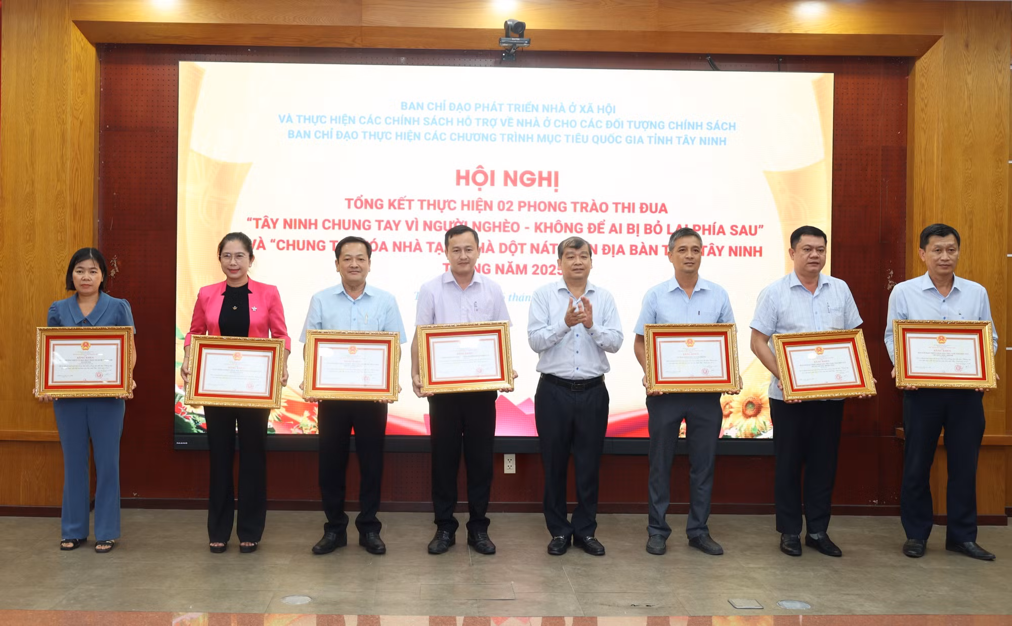 Tặng Bằng khen của Chủ tịch UBND tỉnh Tây Ninh cho các cá nhân, tập thể có thành tích xuất sắc.