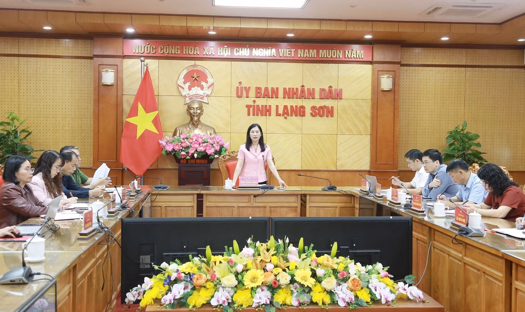 Phó Chủ tịch UBND tỉnh Lạng Sơn Trần Thanh Nhàn, Trưởng Ban Chỉ đạo làm việc với các đơn vị đầu tư, thi công. Ảnh: TTXVN phát