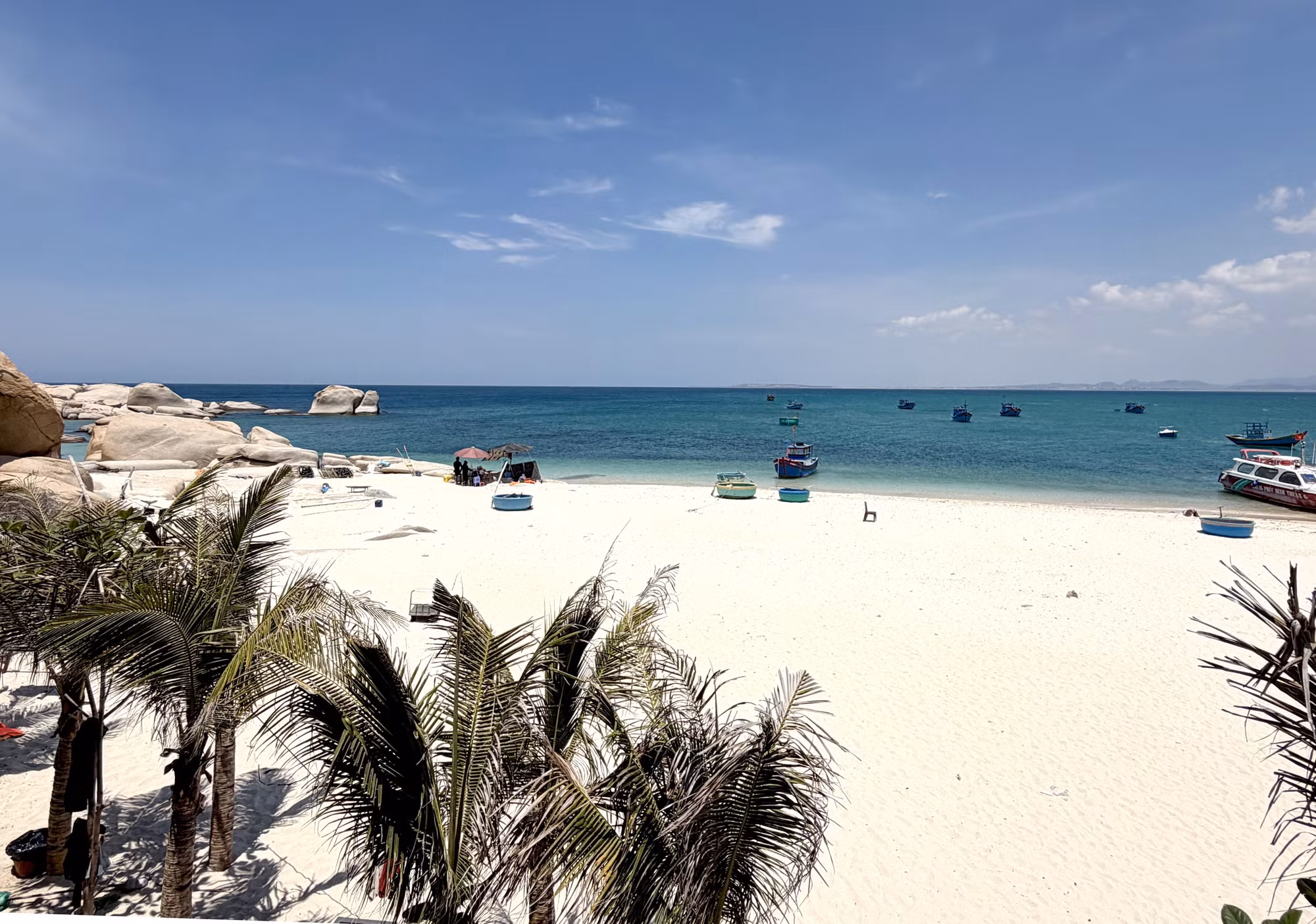 Hòn Cau là địa điểm lý tưởng cho những du khách thích khám phá vẻ đẹp của biển, yêu thích cảm giác mạo hiểm, hòa mình cùng thiên nhiên hoang sơ.