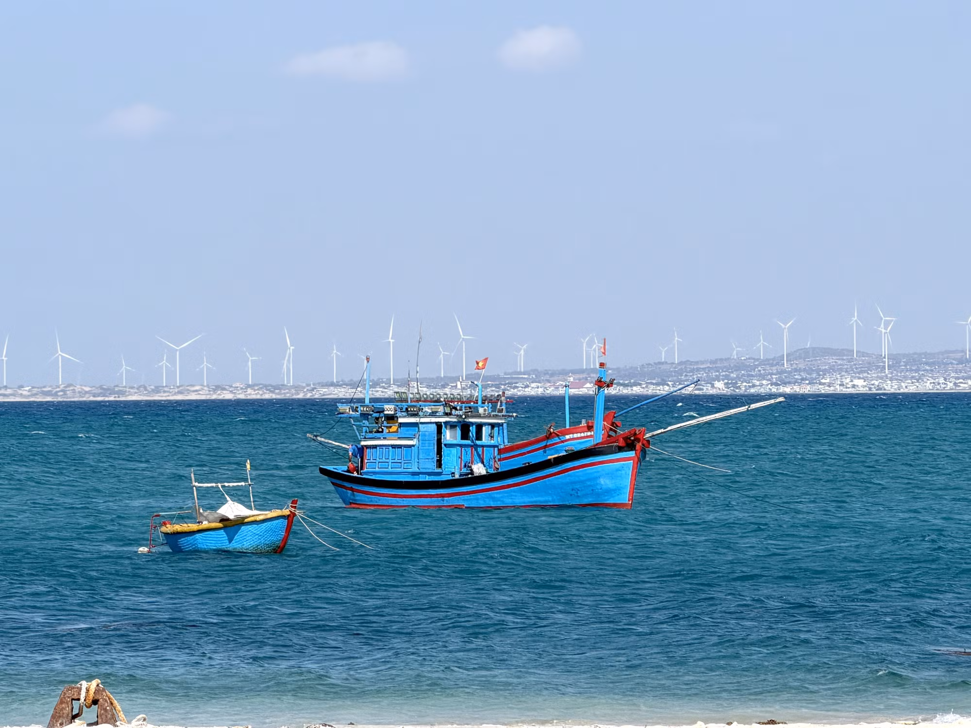 Đảo Hòn Cau với nước biển xanh biếc nhìn về hướng đất liền.