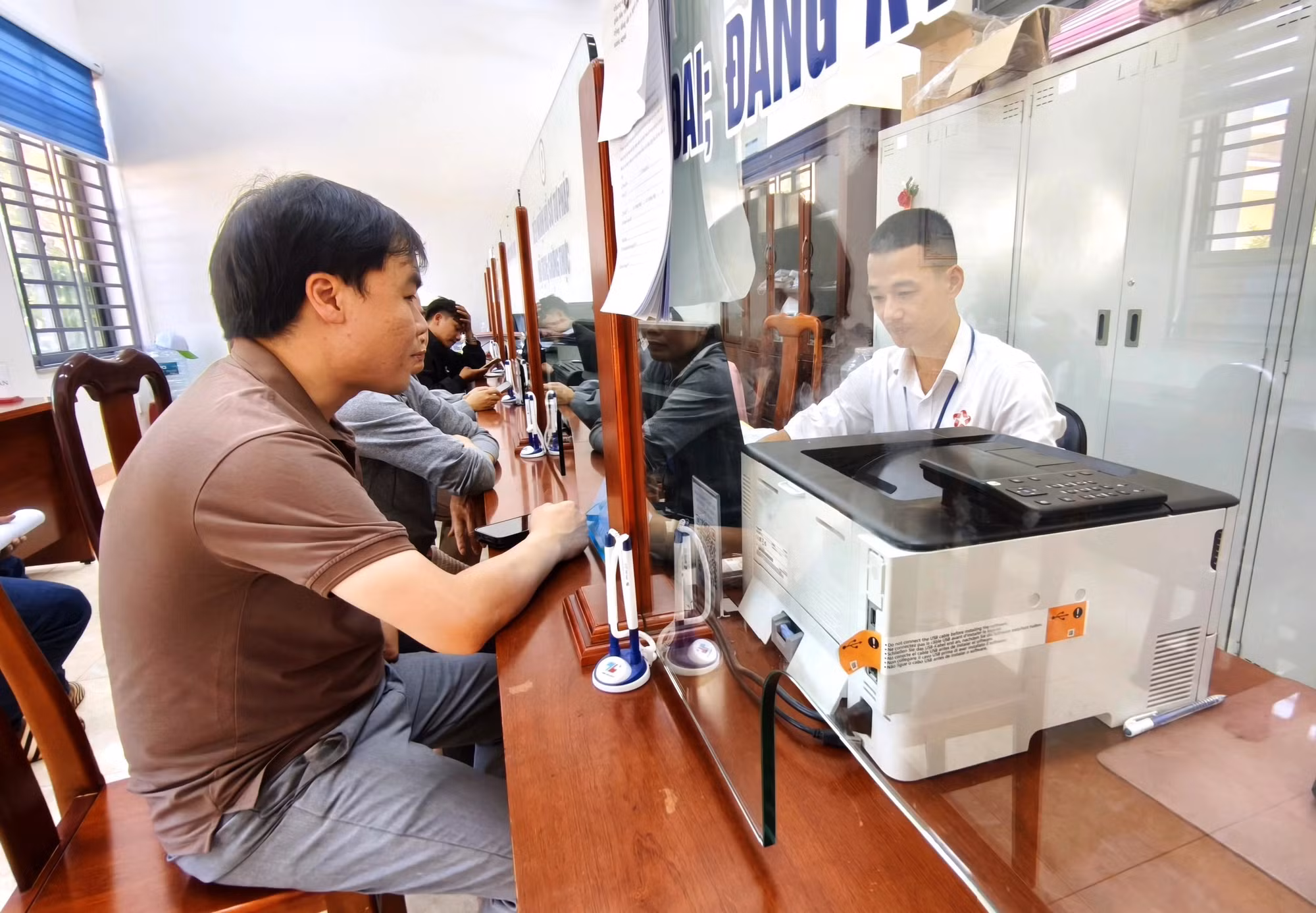 Người dân làm thủ tục hành chính tại Trung tâm Phục vụ hành chính công xã Tà Đùng, tỉnh Lâm Đồng.