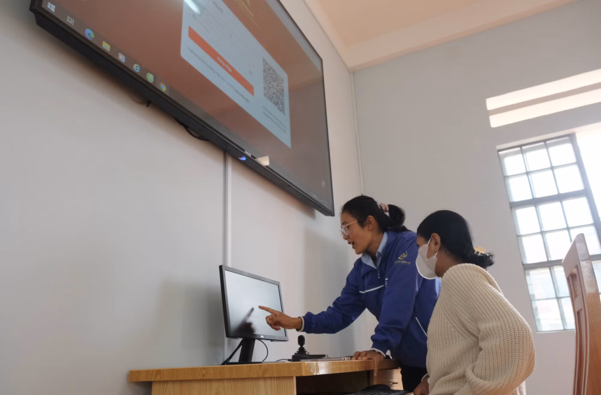 Cán bộ xã Lạc Dương (Lâm Đồng) hướng dẫn cho người dân sử dụng kỹ năng số trong giải quyết thủ tục hành chính tại địa phương.