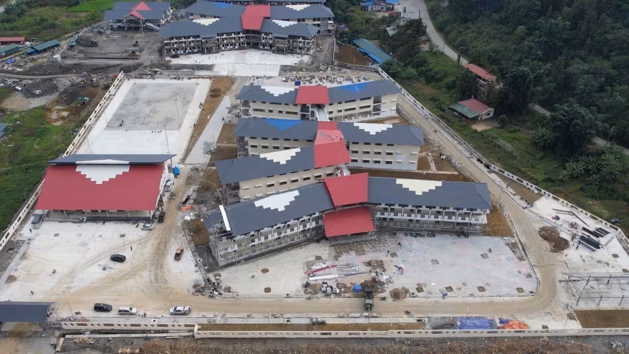 Trường Phổ thông nội trú Tiểu học và Trung học cơ sở Mường Khương đã dần thành hình.