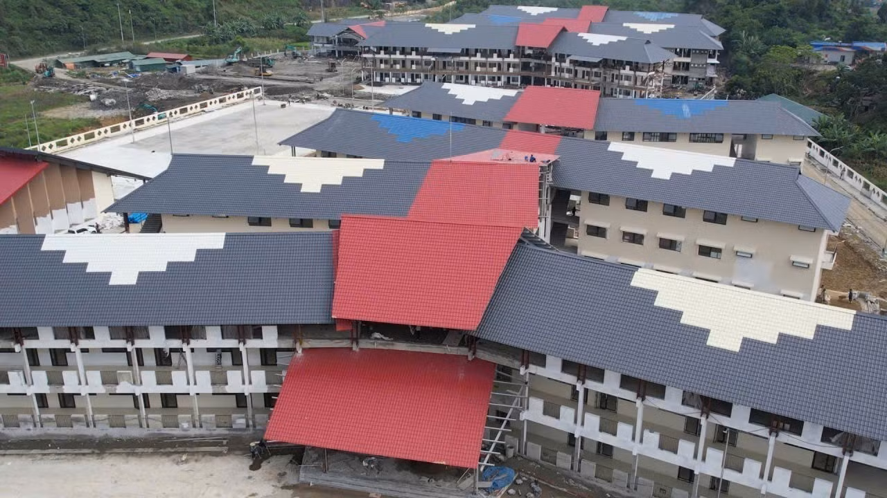 Trường Phổ thông nội trú Tiểu học và Trung học cơ sở Mường Khương đã dần thành hình.
