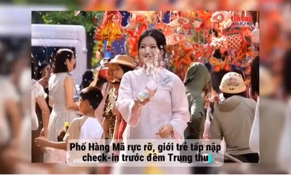 Phố Hàng Mã rực rỡ, giới trẻ tấp nập check-in trước đêm Trung thu
