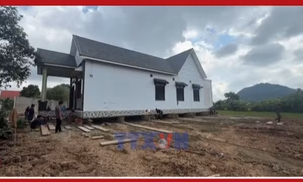 Chi nửa tỷ đồng thuê 'Thần đèn' di dời căn nhà 300 tấn