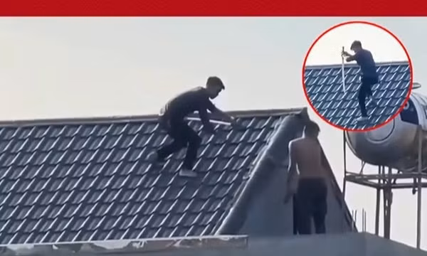 10 giờ bao vây, khống chế 2 đối tượng cầm hung khí cố thủ trên nóc nhà