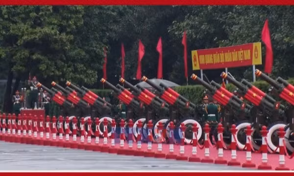  21 loạt đại bác chào đón Nhà vua và Hoàng hậu Thái Lan