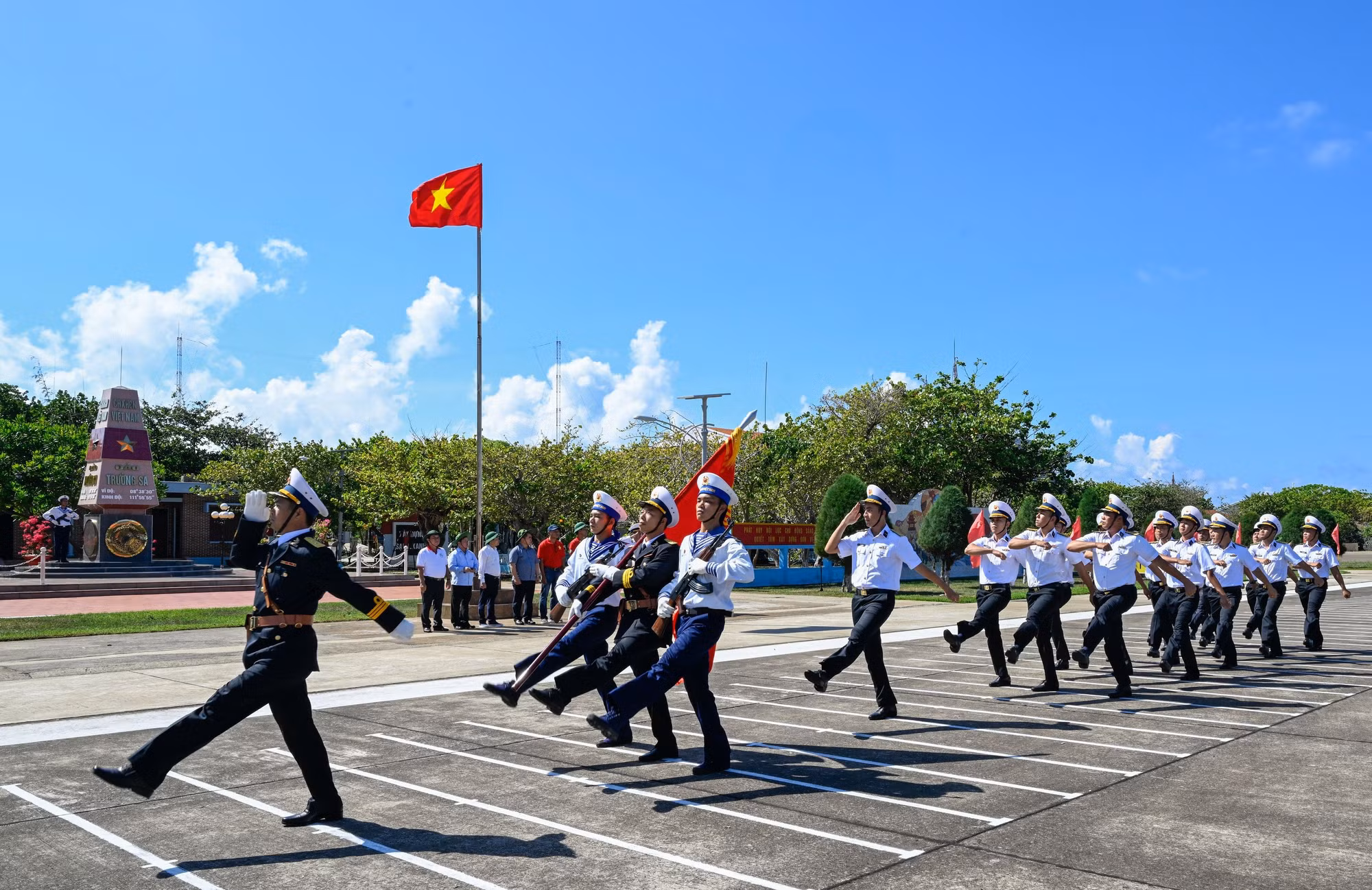 le-chao-co-o-truong-sa-lon-viet-trung-bao-qdnd.jpg