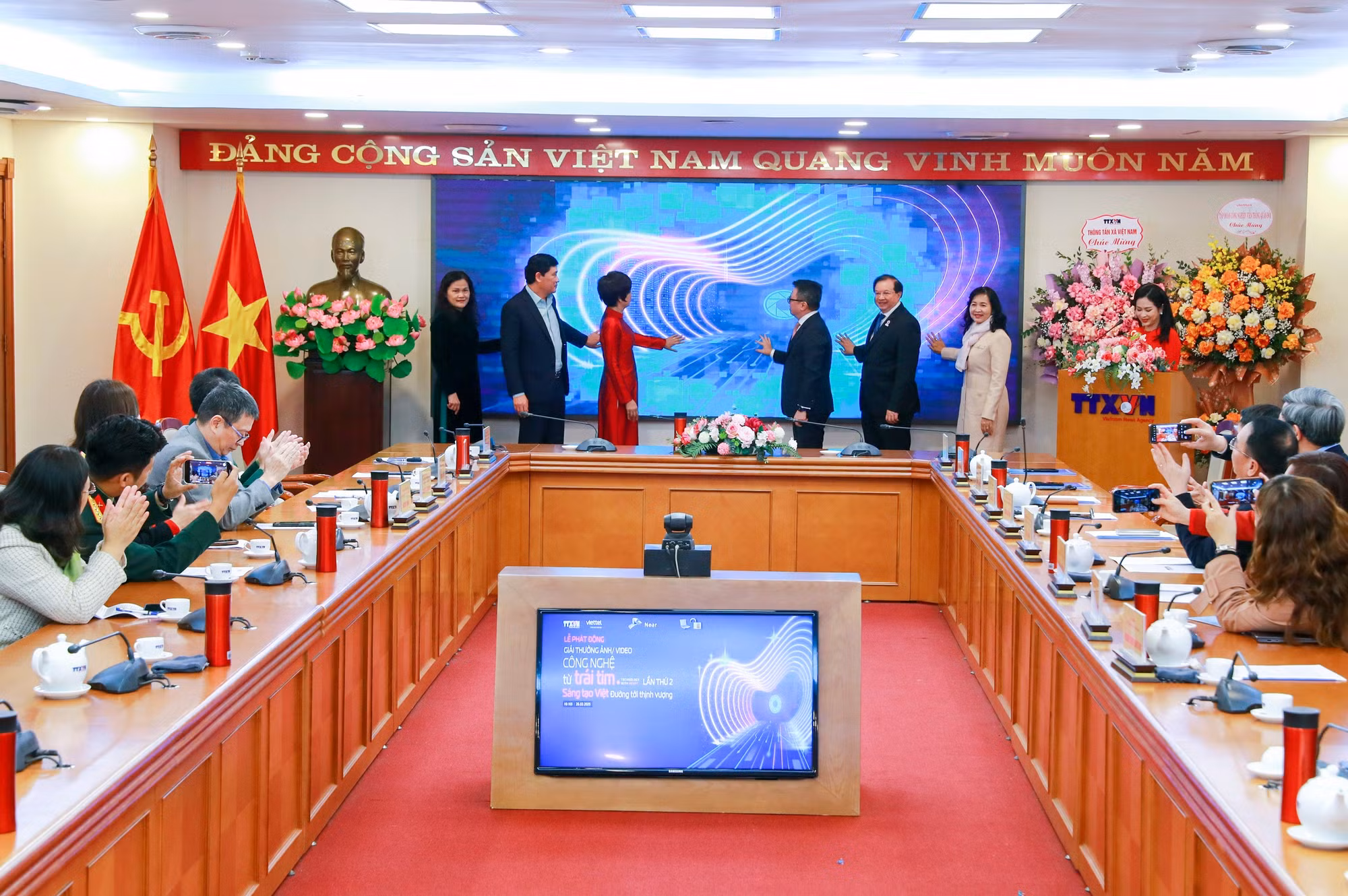 Ban tổ chức với nghi thức phát động giải thưởng. Ảnh: An Thành Đạt