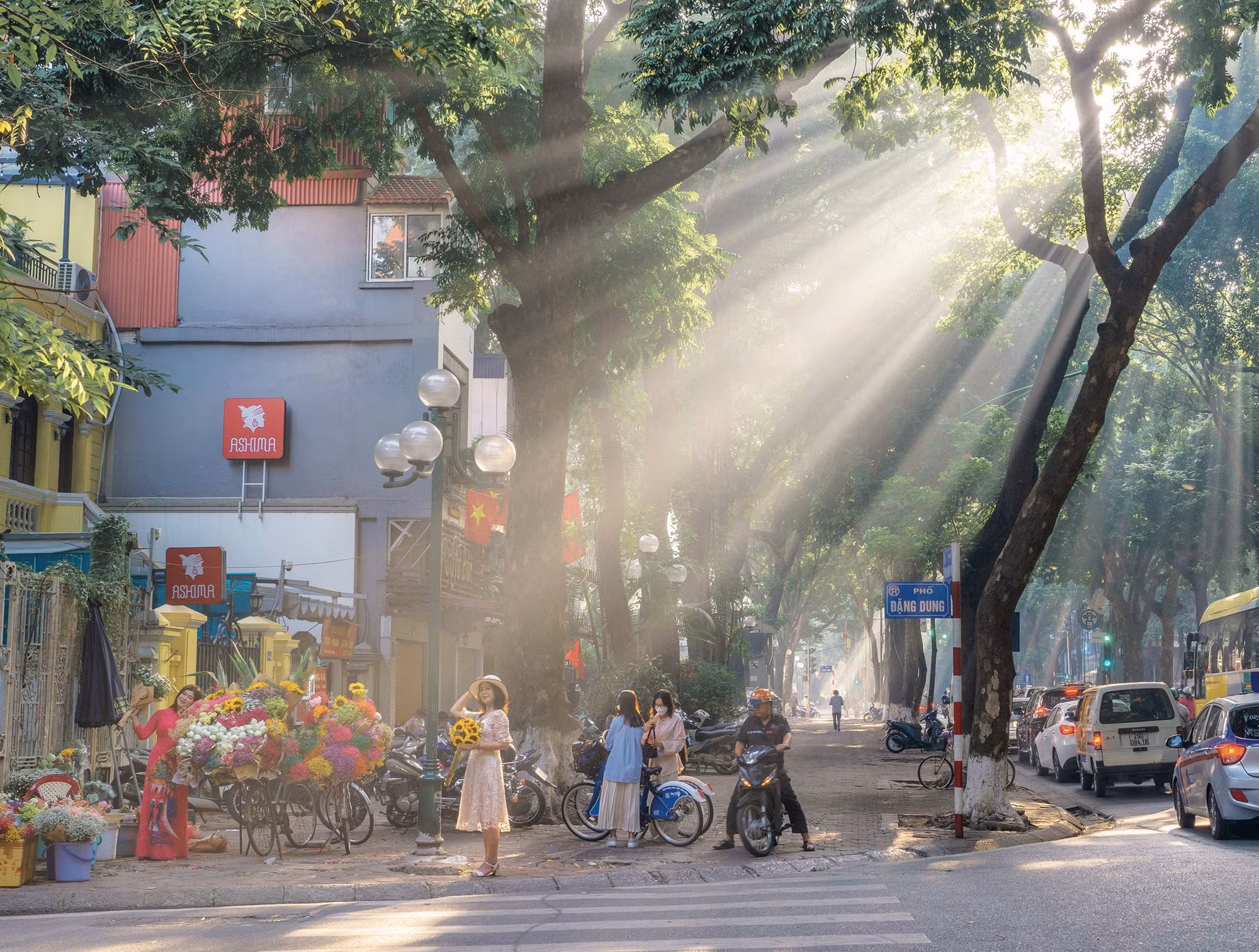 tia-nang-som-mai-pho-phan-dinh-phung-10-2023ngo-lam-thanh.jpg