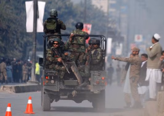 Taliban thảm sát trường học Pakistan, bắn chết hơn 100 trẻ em ảnh 2