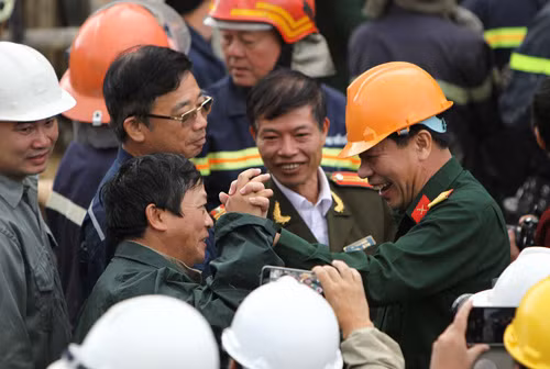 Toàn cảnh giải cứu thành công 12 công nhân trong hầm sập ảnh 7