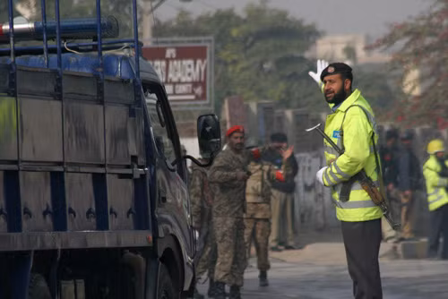 Pakistan tiêu diệt toàn bộ nhóm Taliban thảm sát trường học ảnh 1
