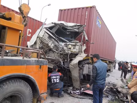 Xe container lấn đường đâm xe khách, 3 người bị thương ảnh 1