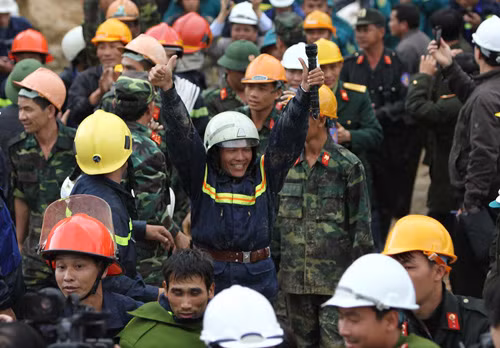 Toàn cảnh giải cứu thành công 12 công nhân trong hầm sập ảnh 6