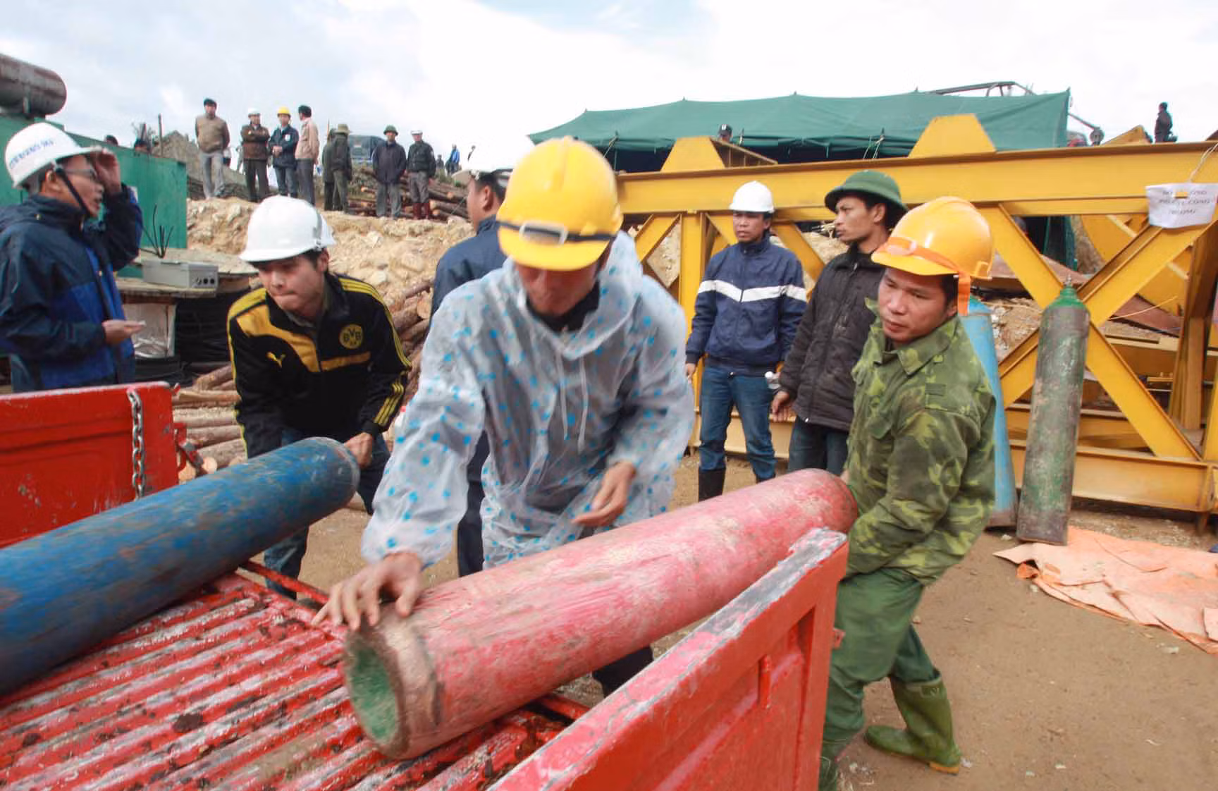 Tăng cường kỹ sư mỏ cứu hộ sập hầm thủy điện ảnh 1