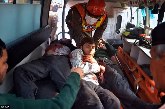 Hình ảnh vụ tấn công trường học đẫm máu của Taliban ảnh 1