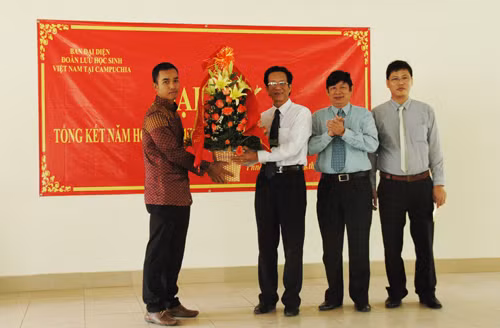 Lưu học sinh Việt Nam tại Campuchia nỗ lực đạt thành tích tốt ảnh 1
