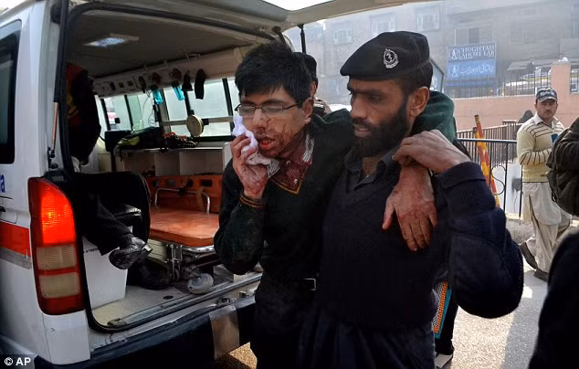Hình ảnh vụ tấn công trường học đẫm máu của Taliban ảnh 9