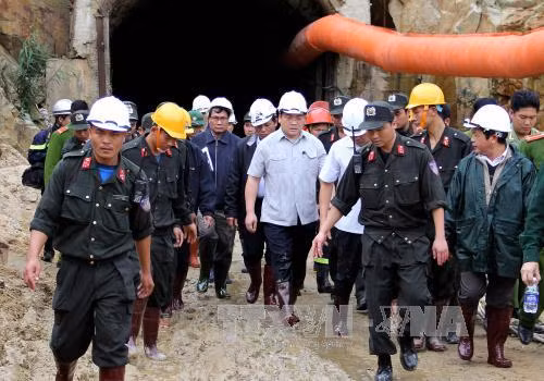 Phó Thủ tướng Hoàng Trung Hải trực tiếp chỉ đạo cứu hộ vụ sập hầm ảnh 1