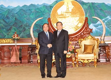 Phó Thủ tướng Nguyễn Xuân Phúc hội kiến lãnh đạo Lào ảnh 1