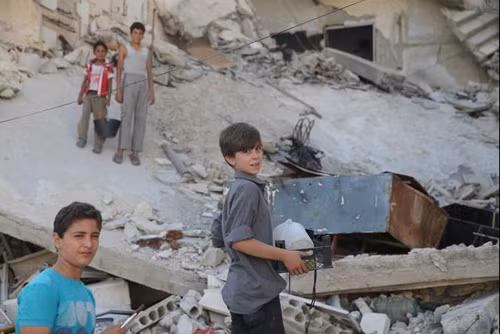 Những đứa trẻ xách xô tại Syria ảnh 2