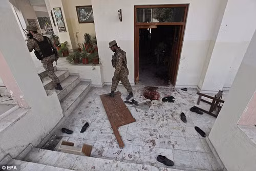 Cảnh tượng kinh hoàng bên trong ngôi trường bị Taliban thảm sát ảnh 12