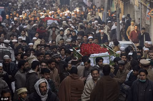 Cảnh tượng kinh hoàng bên trong ngôi trường bị Taliban thảm sát ảnh 14