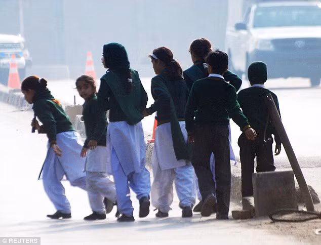 Hình ảnh vụ tấn công trường học đẫm máu của Taliban ảnh 5