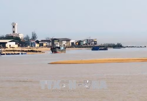 Cửa biển Đà Diễn tiếp tục bồi lấp, ngư dân Phú Yên gặp khó ảnh 1