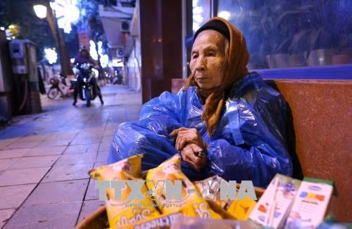 Người vô gia cư tại Hà Nội chống chọi với cái rét thấu da ảnh 1