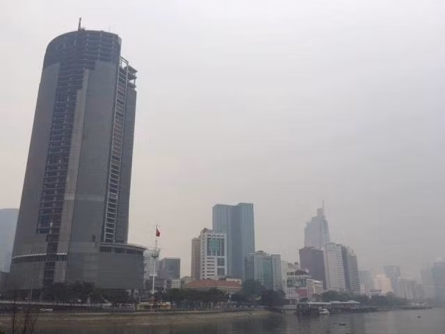 Người dân TP Hồ Chí Minh mệt mỏi, cay mắt vì sương mù dày đặc ảnh 2