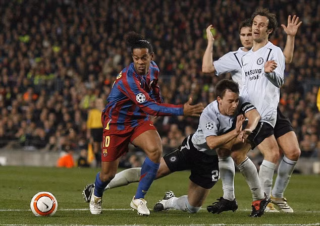 Ronaldinho giải nghệ - Chia tay số 10 tài năng ảnh 3
